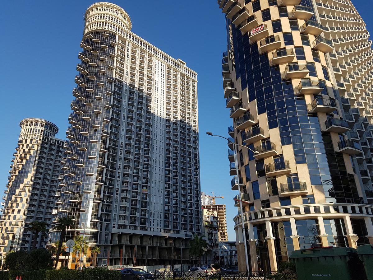 Holiday Lux Sea Towers Batumi Exterior photo
