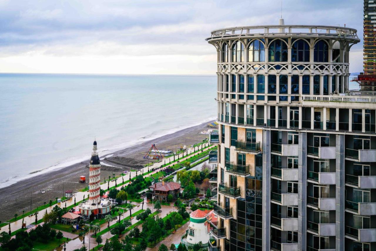 Holiday Lux Sea Towers Batumi Exterior photo