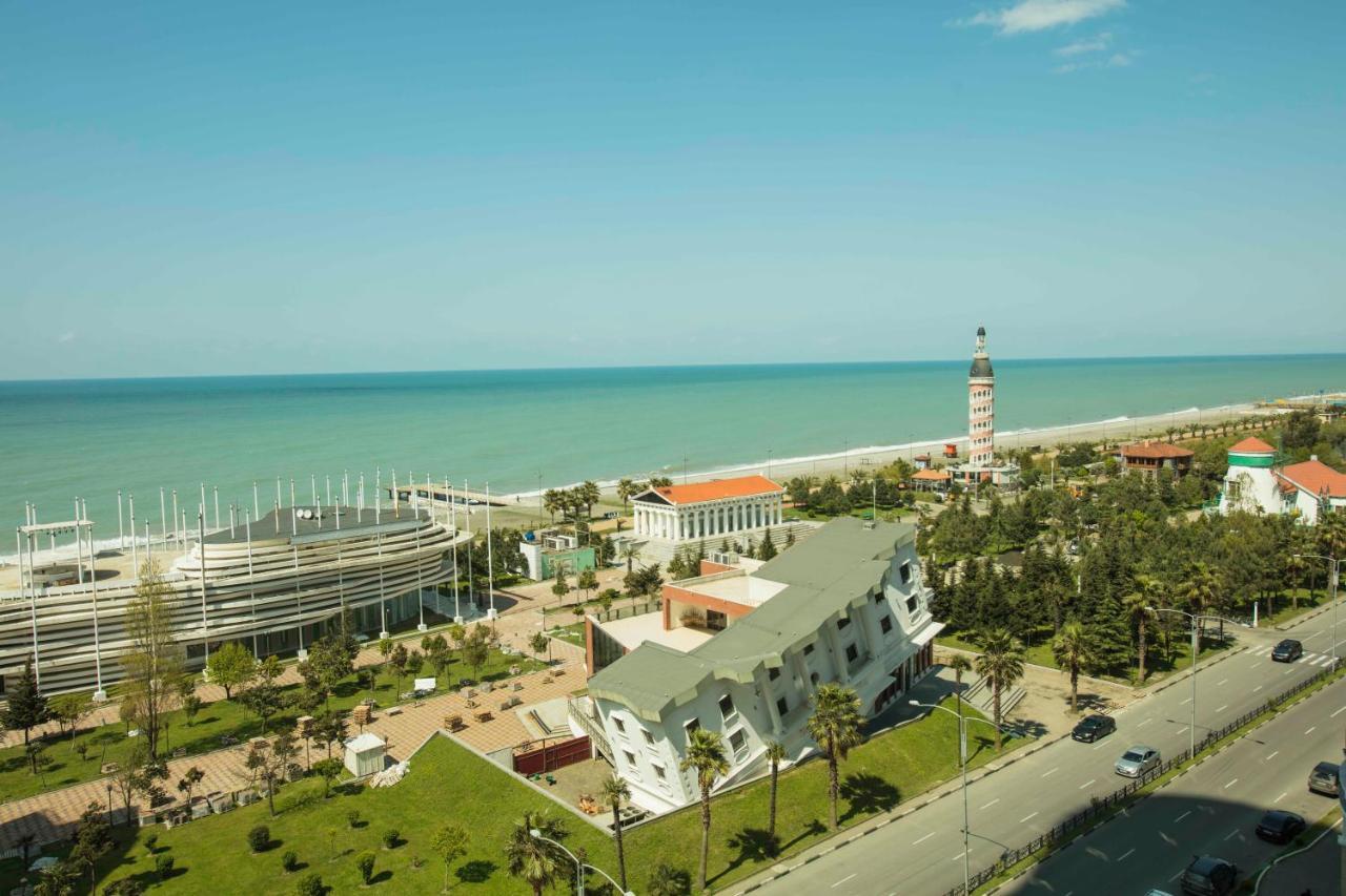 Holiday Lux Sea Towers Batumi Exterior photo